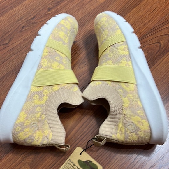 Waco Shoe Co. Yellow & Beige Floral Karma Stretch Pull On Sneaker NWT Sz 7.5 D - Picture 7 of 11